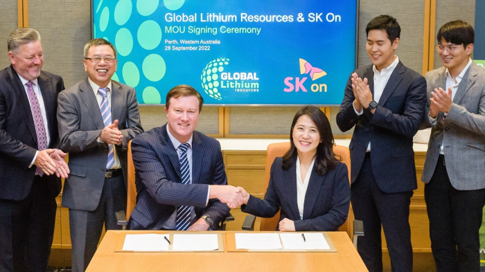 Global　Lithium　Managing　Director　Ron　Mitchell　(third　from　left)　and　SK　On　Vice　President　Ryu　Jinsuk　(fourth　from　left)　at　an　MOU　signing　ceremony　in　Perth,　Western　Australia　on　Sept.　28,　2022　(Courtesy　of　Global　Lithium)