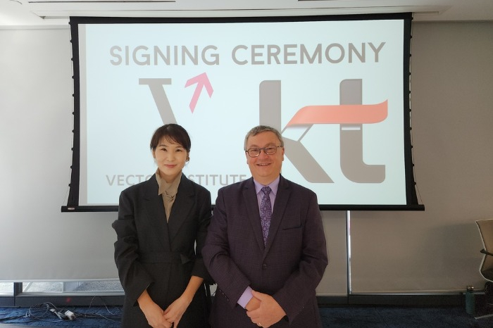 Kim　Chae-hee　(left),　KT's　head　of　strategy　and　planning　division,　and　Garth　Gibson,　CEO　of　Vector　Institute,　at　a　partnership　agreement　signing　ceremony　in　Toronto　on　Sept.　22,　2022　(Courtesy　of　KT)