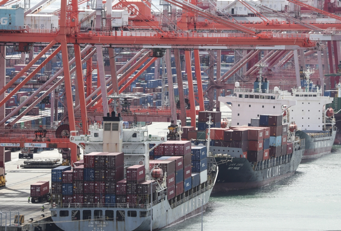 South　Korea's　slowing　exports　weigh　on　the　won　currency.　Container　terminals　at　the　Port　of　Busan,　South　Korea　(Courtesy　of　Yonhap)