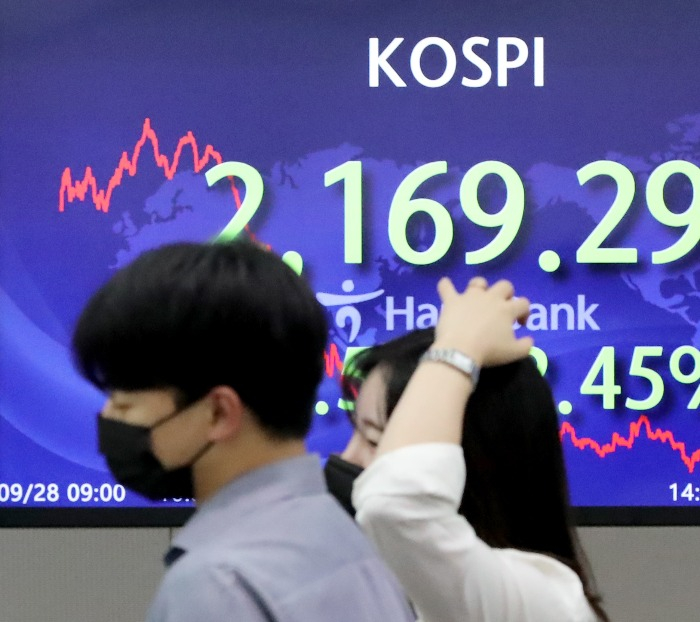 The　benchmark　Kospi　index　has　slid　12%　this　month　as　of　Sept.　28.