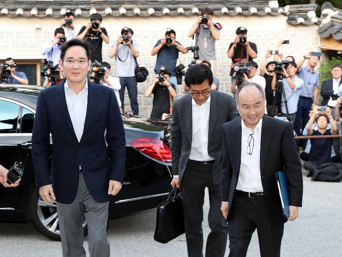 Samsung　Electronics　Co.　Vice　Chairman　Jay　Y.　Lee　(left)　and　SoftBank　Group　Corp.　CEO　Masayoshi　Son　walk　into　dinner　in　Seoul　on　July　4,　2019