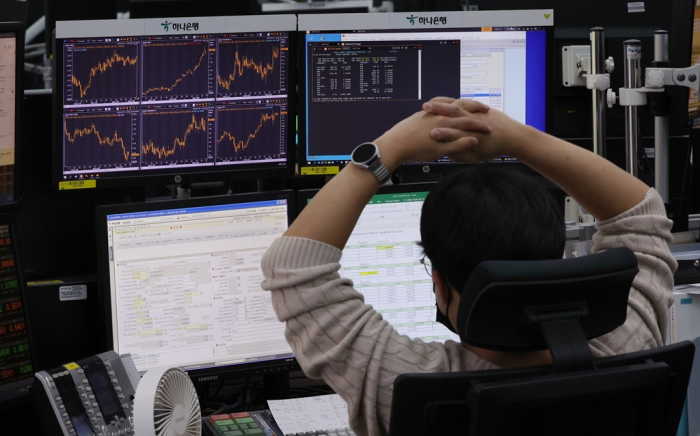 A　Hana　Bank　financial　market　trader　in　Seoul　looks　at　market　information　on　Sept.　29,　2020