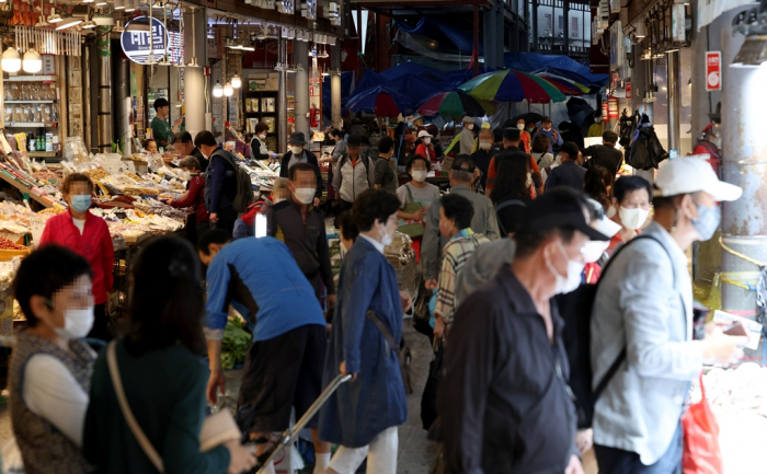 A　marketplace　in　Seoul　(Courtesy　of　Yonhap)