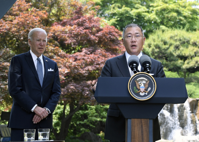 Hyundai　Motor　Group　Chairman　Chung　Euisun　(right)　announces　the　group's　US　investment　plans　after　meeting　with　US　President　Joe　Biden　on　May　22,　2022