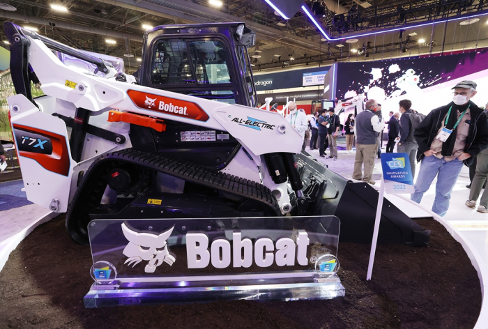 Doosan　Bobcat’s　all-electric　compact　track　loader　T7X　at　CES　2022　in　January　in　Las　Vegas 　(Courtesy　of　Yonhap)