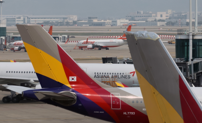 Aircraft　of　Asiana　Airlines　and　Jeju　Air　at　Incheon　International　Airport,　South　Korea’s　hub　airport　(Courtesy　of　Yonhap)