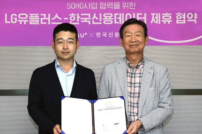 Kim Dong-ho (left), Korea Credit Data CEO, and Hwang Hyeon-sik, LG Uplus CEO on Oct. 6 (Courtesy of LG Uplus)