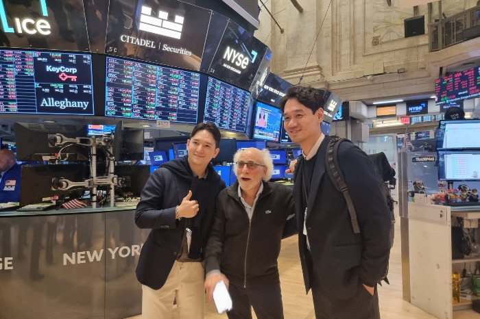 Peter　Tuchman　(middle),　a　stock　trader　known　as　the　'Einstein　of　Wall　Street,'　with　conference　participants　from　Korea　at　the　New　York　Stock　Exchange　on　Oct.　5,　2022