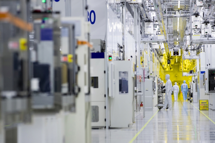 Samsung　Electronics’　semiconductor　plant　in　South　Korea　(Courtesy　of　Samsung)