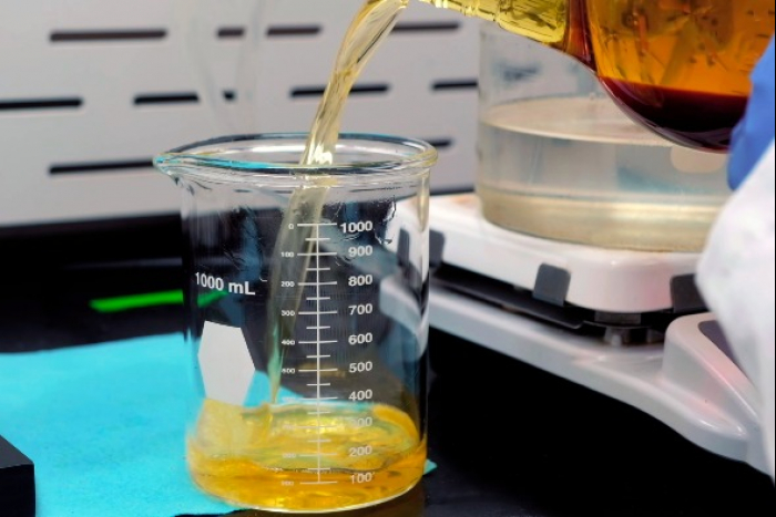 Refined　biodiesel　poured　into　a　beaker　(Courtesy　of　Getty　Images)
