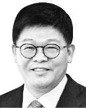 Korea Economic Daily editorial writer and director of AI Economy InstituteHyun Sil Ahn
