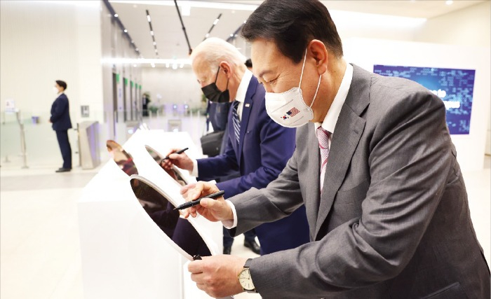 US　President　Joe　Biden　and　South　Korean　President　Yoon　Seok-yul　sign　semiconductor　wafers　at　Samsung　Electronics’　Pyeongtaek　plant　in　May　2022