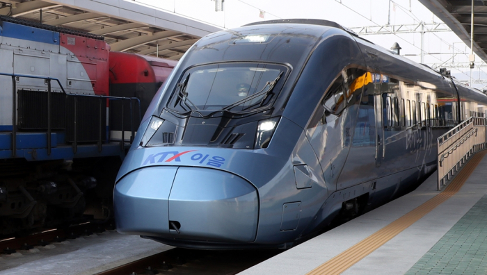 The　KTX-Eum　produced　by　Hyundai　Rotem,　South　Korea’s　first　bullet　train　with　a　distributed　power　system