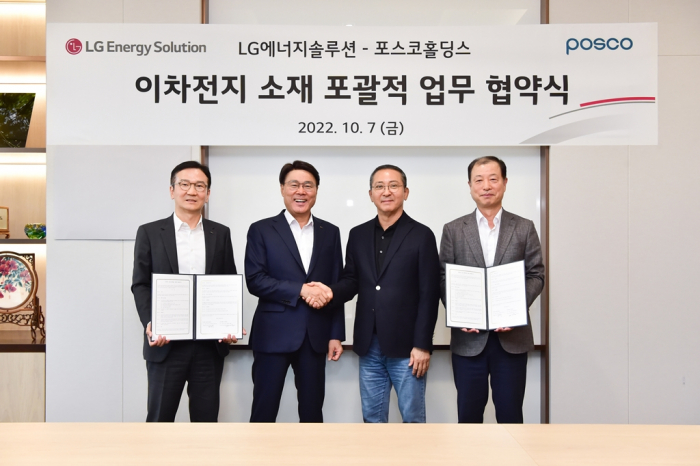 POSCO　Group　Chief　Executive　Choi　Jeong-woo　(second　from　left)　and　LG　Energy　Chief　Executive　Kwon　Young-soo　(third　from　left)　shake　hands　after　signing　a　battery　business　cooperation　MOU　on　Oct.　7,　2022　(Courtesy　of　POSCO　Holdings)