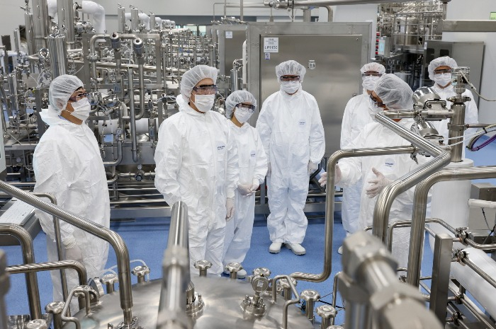 Samsung Electronics Vice Chairman Jay Y. Lee (second from left) tours the inside of Samsung Biologics' fourth plant in Songdo, Incheon, on Oct. 11, 2022 (Courtesy of Samsung)