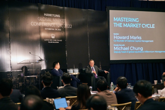Millennium　Management　Deputy　Global　Head　of　Equities　Michael　Chung　(left)　and　Oaktree　Capital　Management　co-founder　and　Co-Chairman　Howard　Marks　discuss　the　market　cycle　on　Oct.　6,　2022,　at　the　Hankyung　Global　Market　Conference　NYC　2022,　hosted　by　The　Korea　Economic　Daily　in　New　York