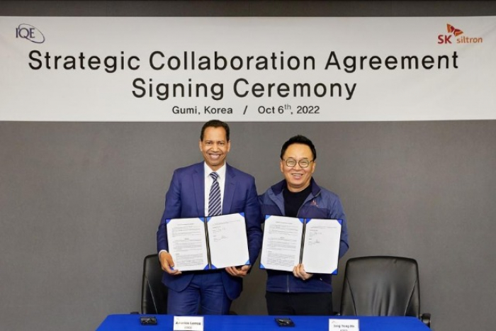 Americo　Lemos　(left),　CEO　of　IQE　and　Jang　Yong-ho,　CEO　of　SK　Siltron,　pose　after　signing　a　strategic　collaboration　agreement　on　Oct.　6　at　SK　Siltron's　headquarters　in　Gumi,　Korea　(Courtesy　of　SK　Siltron)