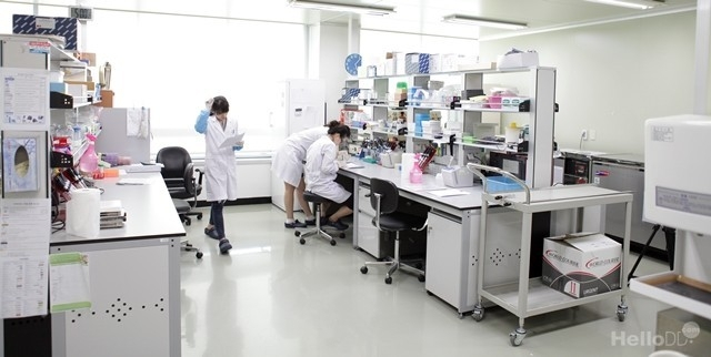 SillaJen　researchers　work　on　anti-cancer　virus　drugs　(File　photo,　courtesy　of　SillaJen)