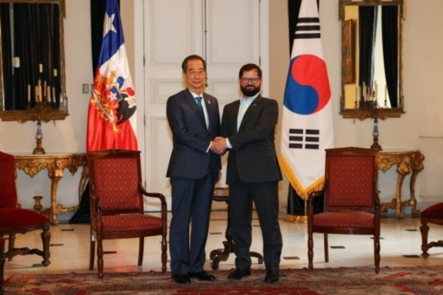 Han　Duck-soo　(left),　prime　minister　of　Korea,　Gabriel　Boric,　president　of　Chile　(Courtesy　of　the　South　Korean　Prime　Minister's　office)
