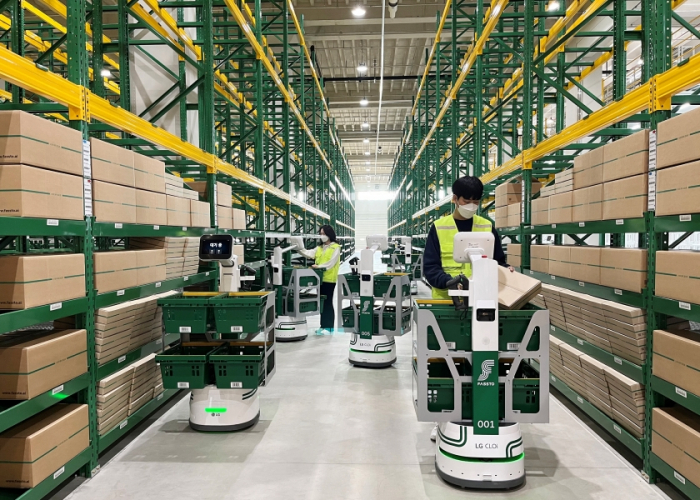 CLOi　CarryBots　carry　out　tasks　at　a　Fassto　logistics　center　in　South　Korea　(Courtesy　of　LG　Electronics)
