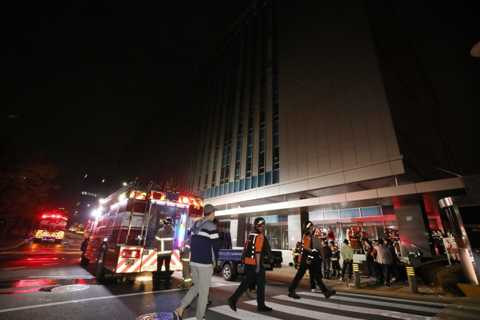 Firefighters　and　other　officials　enter　the　SK　C&C　building　hit　by　fire　on　Oct.　15,　2022.　The　building　houses　the　data　centers　of　Kakao　and　Naver　(Courtesy　of　News1)