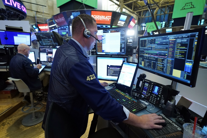Foreigners buy shares of Korean chipmakers for 12 straight days