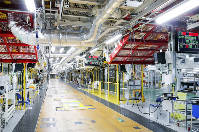 Automobile　assembly　line　at　GM　Korea’s　plant　in　Changwon,　South　Korea　(Courtesy　of　GM　Korea)