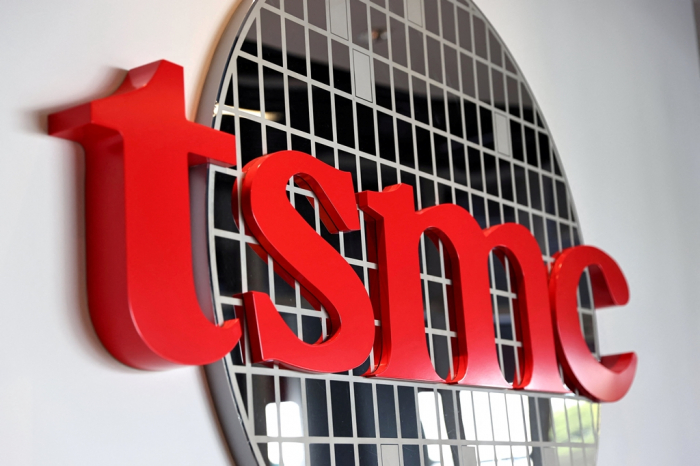 TSMC,　Samsung's　archrival,　is　the　world's　top　foundry　player