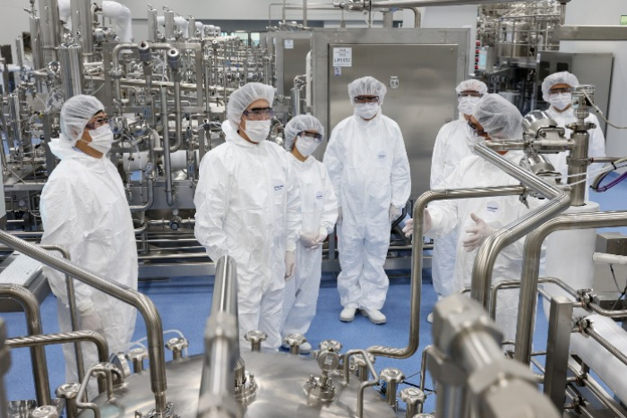 Samsung Group Vice Chairman Jay Y. Lee visits Samsung Biologics' plant IV in Songdo, Incheon on Oct. 11 (Courtesy of Yonhap News)