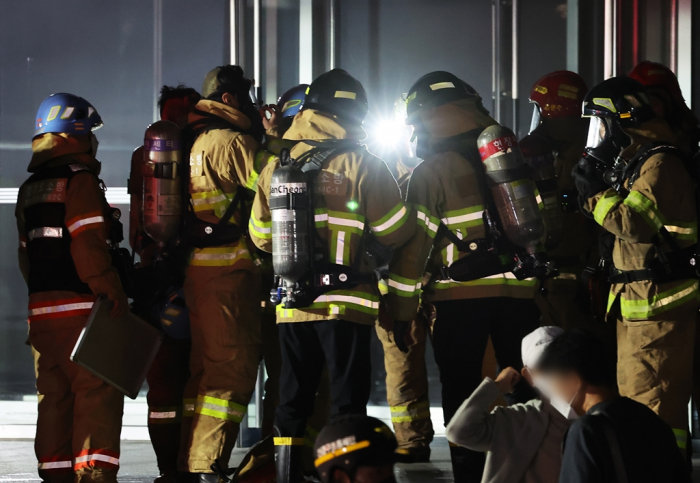 Firefighters　and　other　officials　prepare　for　restoration　work　on　Oct.　15,　2022,　at　a　fire-hit　building　that　houses　the　data　centers　of　Kakao　and　Naver　(Courtesy　of　Yonhap)