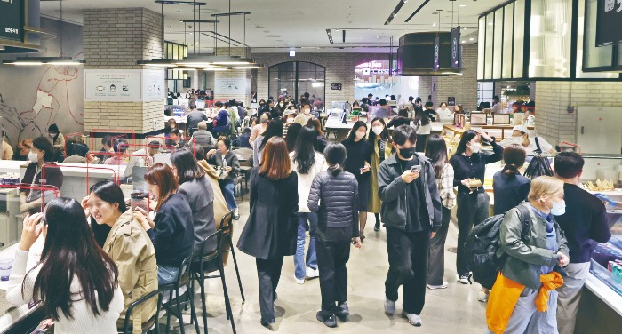 The　basement　food　court　of　Shinsegae　Department　Store　in　Seoul　in　October 