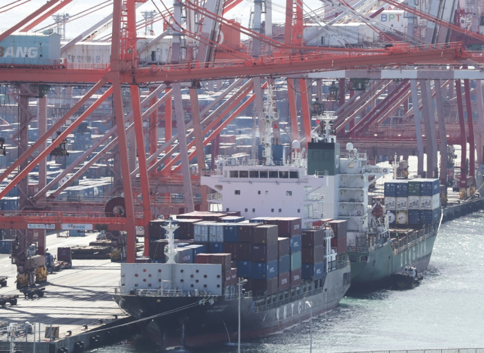 Container　terminals　at　the　Port　of　Busan,　South　Korea　(Courtesy　of　Yonhap)