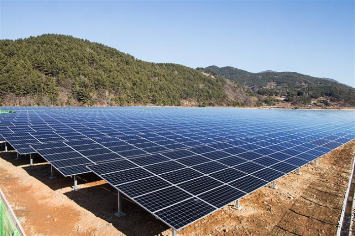 OCI's　solar　power　generators　in　Namhae,　Korea