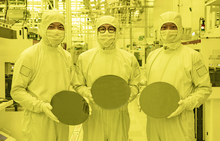 Samsung　Electronics　executives　show　the　industry's　smallest　chip　using　the　3　nm　process　node　(Courtesy　of　Samsung)