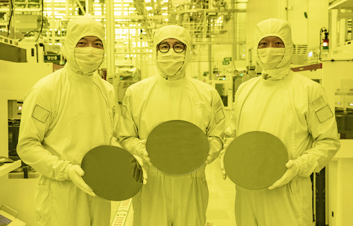 Samsung Electronics executives show the industry's smallest chip using the 3 nm process node (Courtesy of Samsung)