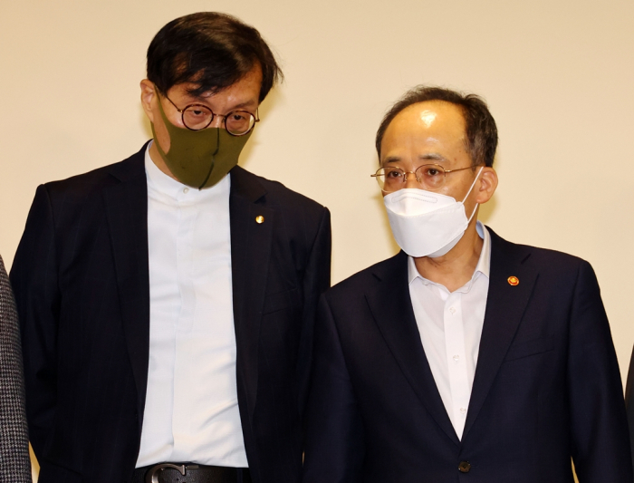 Bank　of　Korea　Governor　Rhee　Chang-yong　(left)　and　Finance　Minister　Choo　Kyung-ho　attend　a　meeting　to　discuss　measures　to　rescue　the　local　bond　market　on　Oct.　23,　2022
