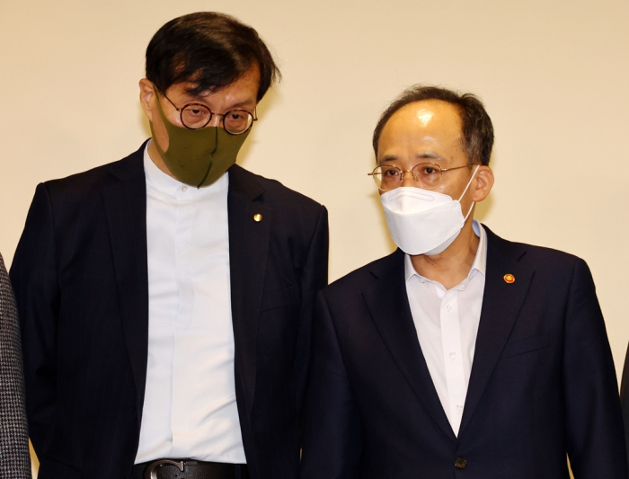 Bank of Korea Governor Rhee Chang-yong (left) and Finance Minister Choo Kyung-ho attend a meeting to discuss measures to rescue the local bond market on Oct. 23, 2022