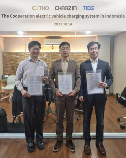 Charzin CEO Choi Young-seok (middle) signs a joint venture deal with Indonesia’s Cetho and South Korea’s Tide on Oct. 14, 2022, in Jakarta