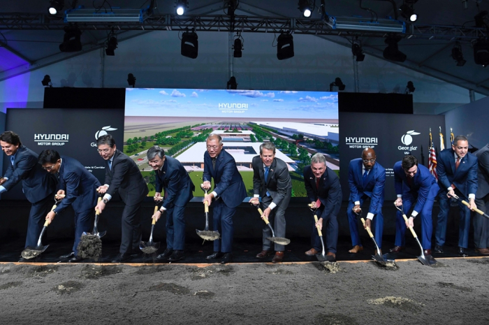 Hyundai　Motor　Chairman　Chung　Euisun　(fifth　from　left)　and　US　government　officials　participate　in　the　groundbreaking　ceremony　for　Hyundai’s　EV　factory　in　Georgia