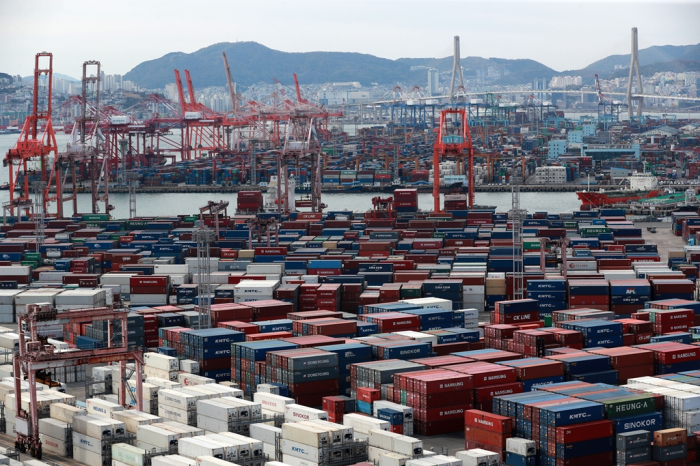 Container　terminals　at　the　Port　of　Busan,　South　Korea　(Courtesy　of　Yonhap)