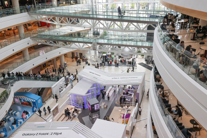 A　shopping　mall　in　Seoul　(Courtesy　of　Yonhap)