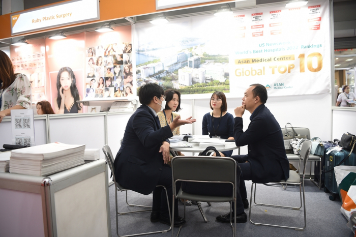 Officials　from　a　smaller　Korean　firm　in　sales　talks　with　visitors　at　KBEE　2022　Hanoi
