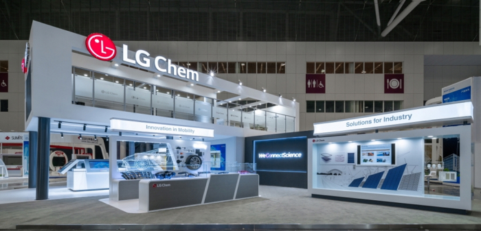 LG　Chem's　booth　at　an　exhibition