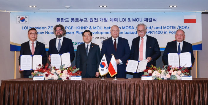 KHNP President & CEO Whang Jooho (from left), ZE PAK President Piotr Wozny, South Korean Minister of Trade, Industry and Energy Lee Chang-yang, Polish Deputy Prime Minister and Minister of State Assets Jacek Sasin, ZE PAK Chairman Zygmunt Solorz and PGE President of the Management Board Wojciech Dąbrowski take a picture after signing an LOI on Oct. 31, 2022, in Seoul (Courtesy of KHNP)