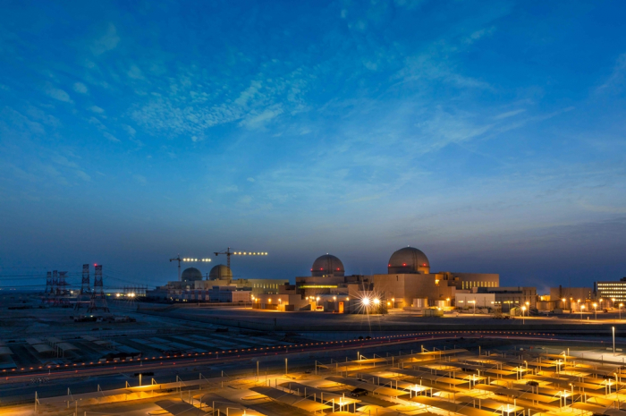 A　handout　image　provided　by　United　Arab　Emirates　News　Agency　(WAM)　on　August　1,　2020　shows　a　general　view　of　the　Barakah　Nuclear　Power　Plant　in　the　Gharbiya　region　of　Abu　Dhabi　on　the　Gulf　coastline　about　50　kilometers　west　of　Ruwais.　(Courtesy　of　WAN,　AFP　and　Yonhap)