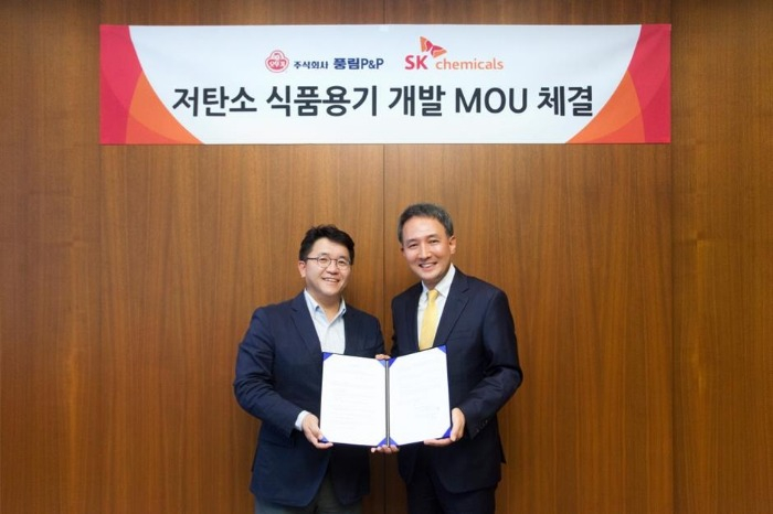Kim Eung-soo, head of SK Chemicals' co-polyester business division(left) and Poonglim P&P President Lee Dong-gyu(The courtesy of SK Chemical)