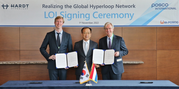 POSCO　International　CEO　Joo　Si-bo　(center)　poses　with　Hardt　Hyperloop　executives　after　an　MOU　on　a　hyperloop　project