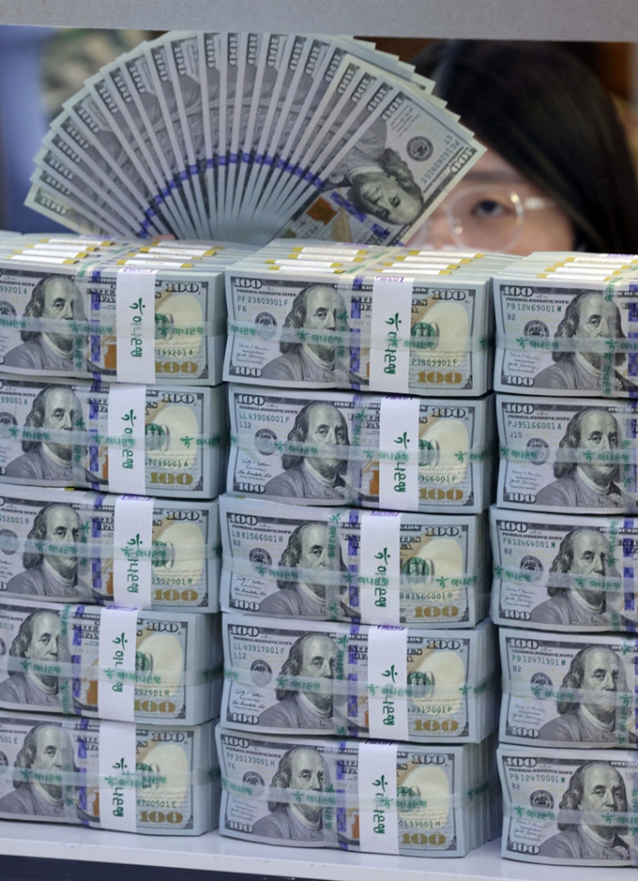 Bundles　of　0　bills　at　South　Korean　Hana　Bank's　headquarters　in　central　Seoul　(Courtesy　of　Yonhap)