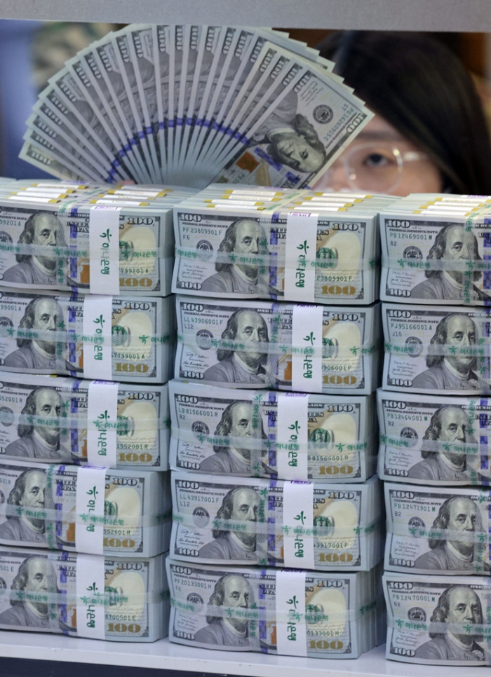Bundles of 0 bills at South Korean Hana Bank's headquarters in central Seoul (Courtesy of Yonhap)