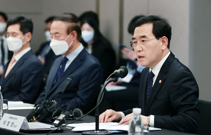 Minister　of　Trade,　Industry　and　Energy　Lee　Chang-yang　presides　over　a　meeting　with　industry　leaders　in　Seoul　Nov.　1　to　celebrate　the　launch　of　a　battery　alliance